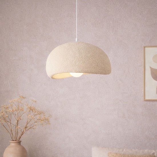 Beige hanglamp met steenlook textuur, in een sfeervolle setting.