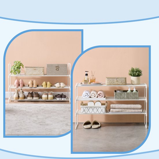 Twee witte schoenenrekken met drie lagen, gevuld met schoenen en opbergmanden.