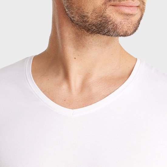 Close-up van een wit T-shirt met V-hals.
