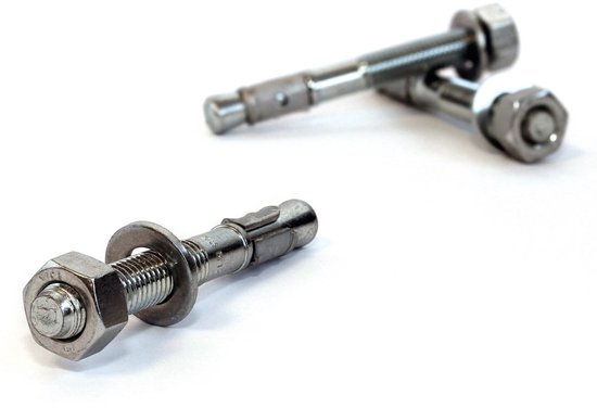 Twee metalen boutankers met moeren en ringen, liggend op een witte achtergrond.