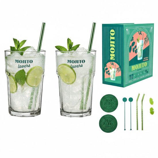 Deux mojitos glacés avec glaçons, citron vert et menthe, à côté d'une boîte cadeau verte et accessoires.