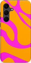 Telefoonhoesje met een oranje achtergrond en roze, golvende patronen. Drie camera-lenzen zichtbaar.