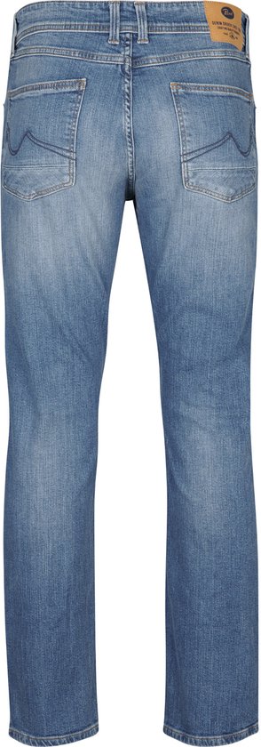 Achterkant van een spijkerbroek in lichtblauw denim met vervaagde details, kenmerkende stiksels op de achterzakken en een bruin leren label.