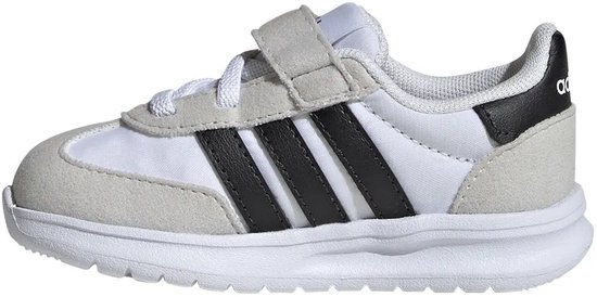 Zijaanzicht van een witte kindersneaker met grijze suède overlays, zwarte Adidas-strepen en klittenbandsluiting.