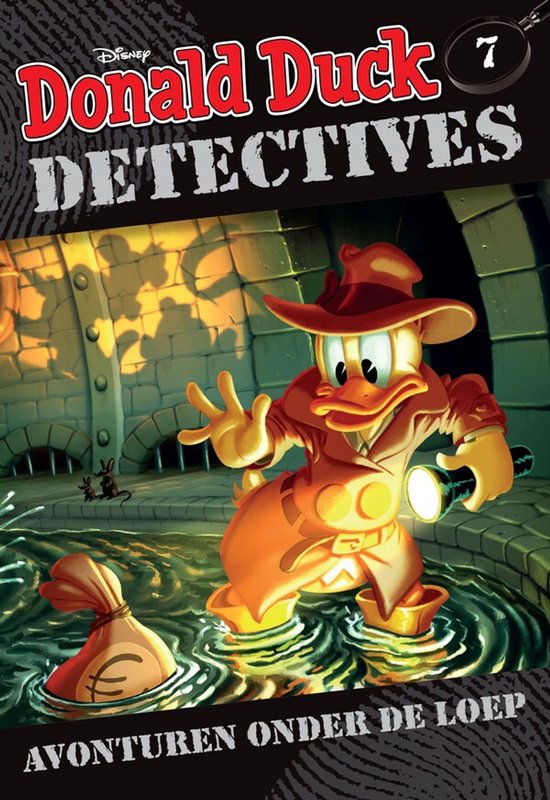 Donald Duck in detectivekleding met zaklamp, in een riool met een geldbuidel.