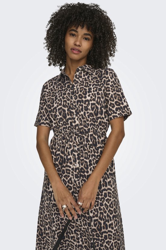 Close-up van een model in een midi-jurk met luipaardprint, korte mouwen en een ceintuur.