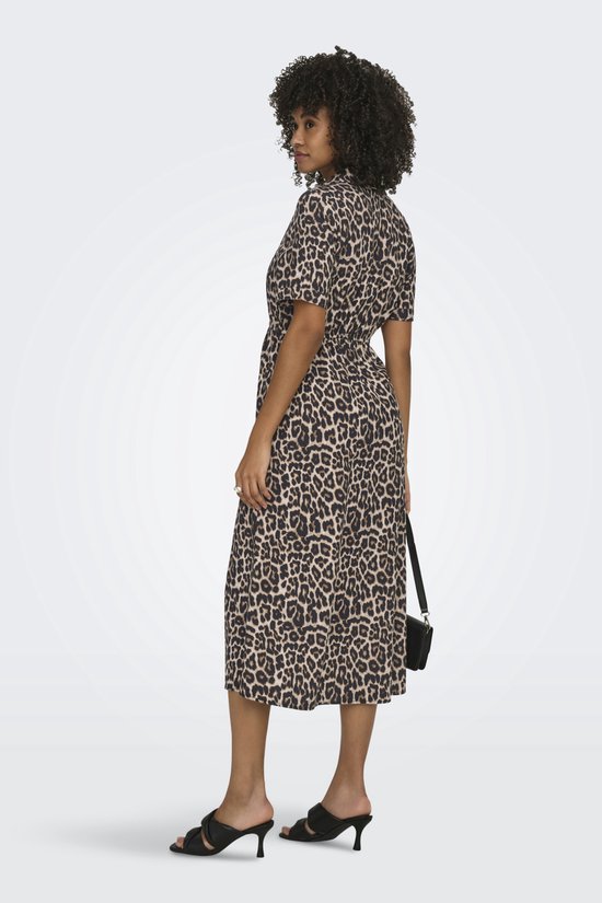 Zij-aanzicht van een model in een midi-jurk met luipaardprint en korte mouwen, met ceintuur in de taille.