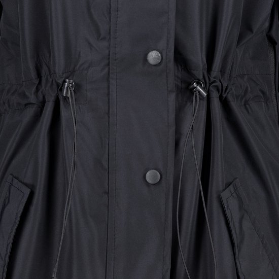 Detail van zwarte parka regenjas met trekkoorden, knopen en zakken.