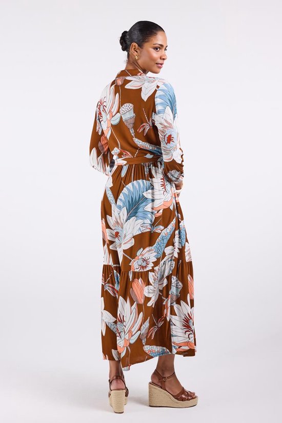 Bruine jurk met bloemenprint in wit, blauw en oranje. Geknoopt met een ceintuur in de taille.