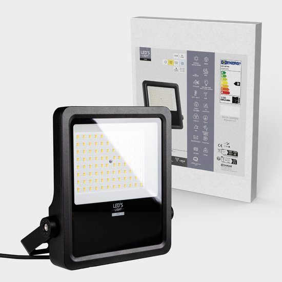 Zwarte LED-schijnwerper met verlichte voorkant, naast de productverpakking met energielabel.