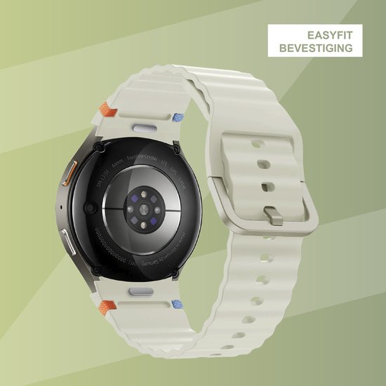 Crèmekleurig siliconen golfbandje bevestigd aan een smartwatch. Details bij de bevestiging zijn blauw en oranje.