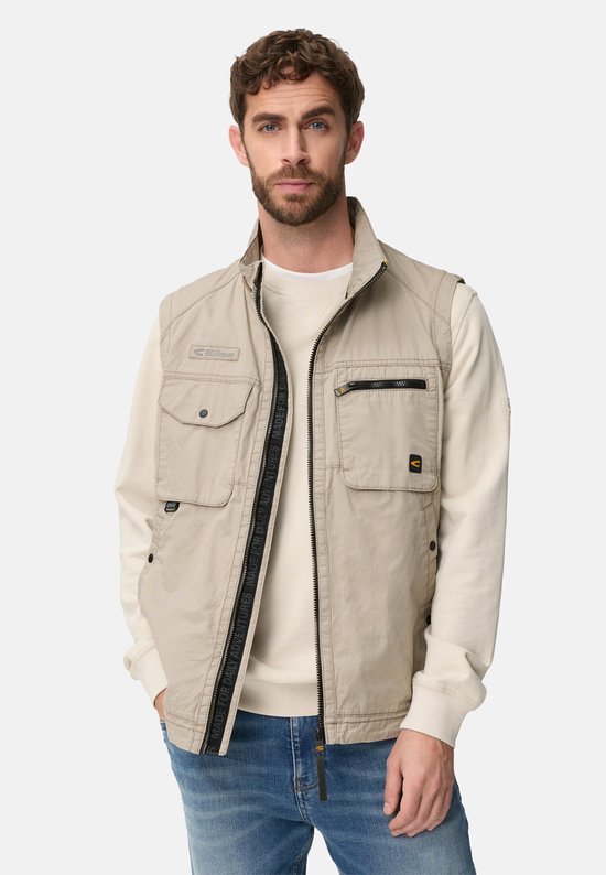 Man met lichtbeige Camel Active vest, opstaande kraag, rits, borstzakken en een trui.