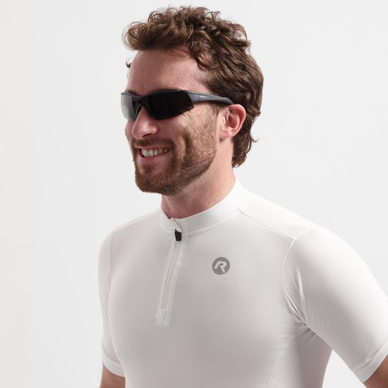 Man met zonnebril, draagt witte fiets-jersey met R-logo.
