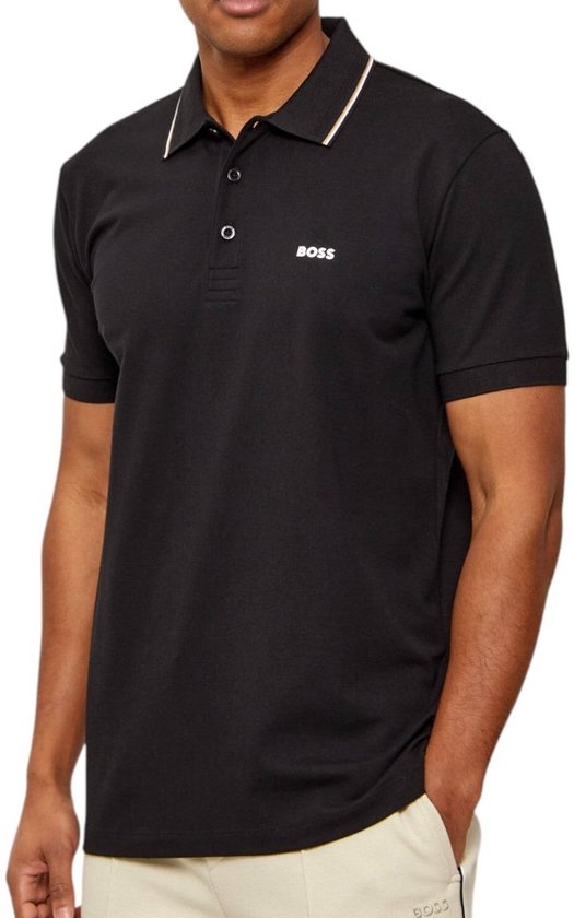 Zwarte BOSS poloshirt met witte kraagstrepen en wit BOSS-logo op de borst, gedragen door een model.