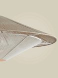 Beige touw lampenkap met witte touw details, close-up.