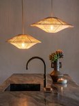 Twee beige touw hanglampen met stoffen snoeren, close-up.