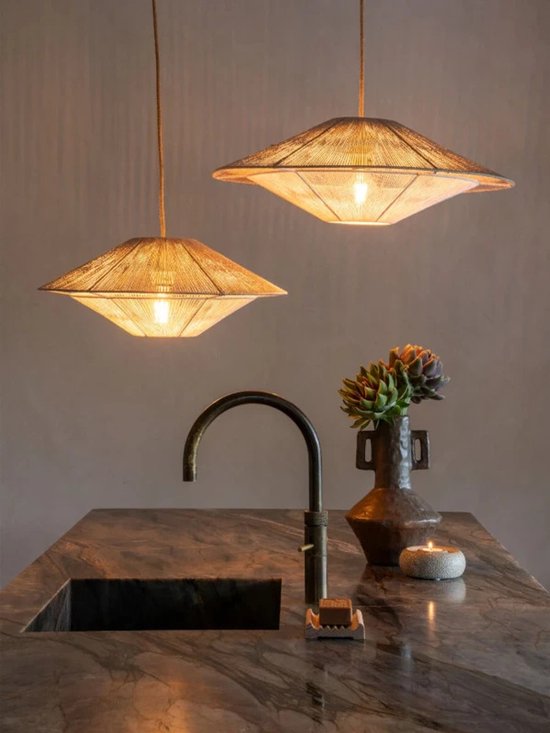 Twee beige touw hanglampen met stoffen snoeren, close-up.