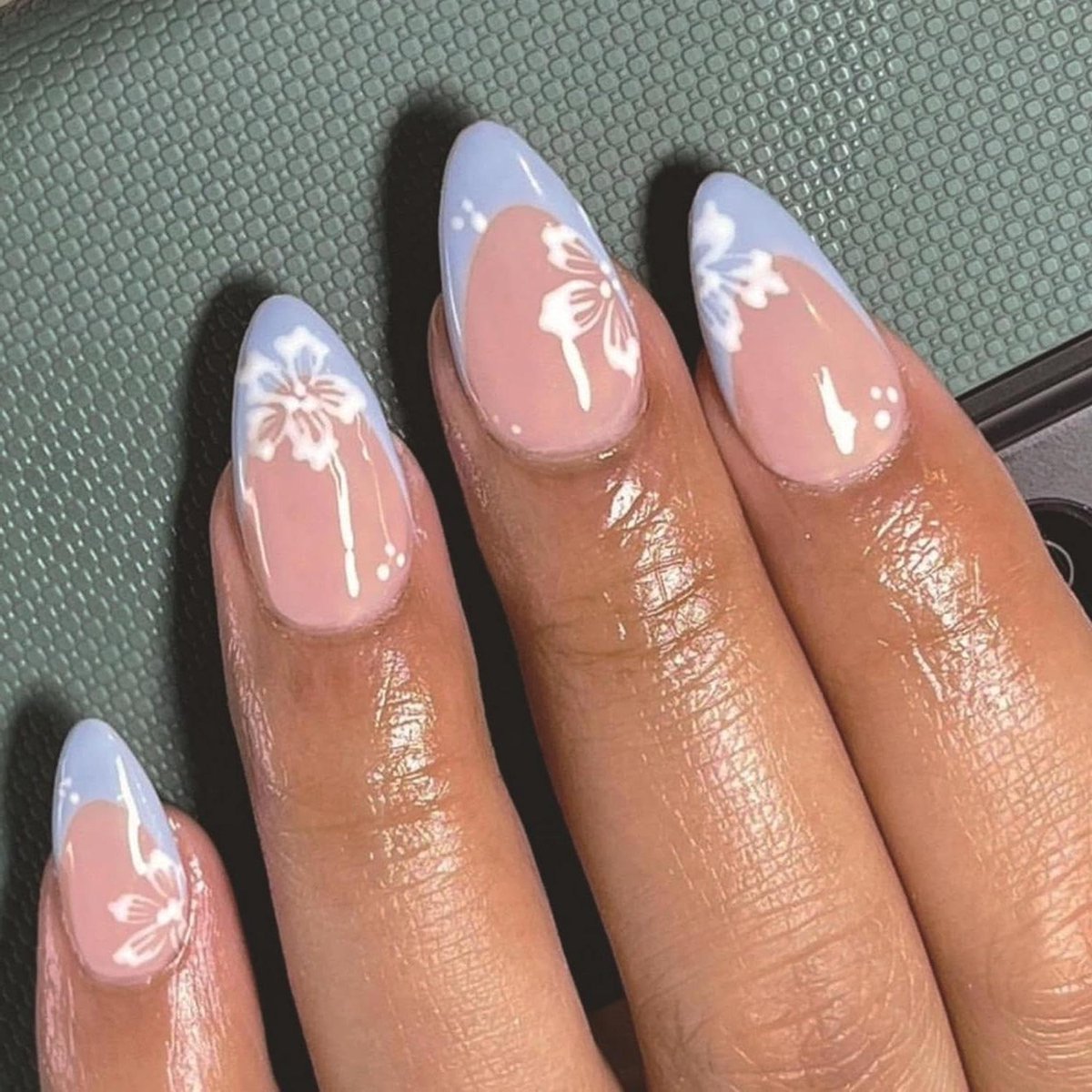 24 stuks blauwe French tips met wit bloemendesign voor kunstzomernagels