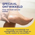 Een vrouw brengt Scholl voetcrème aan op een droge, gebarsten hiel.