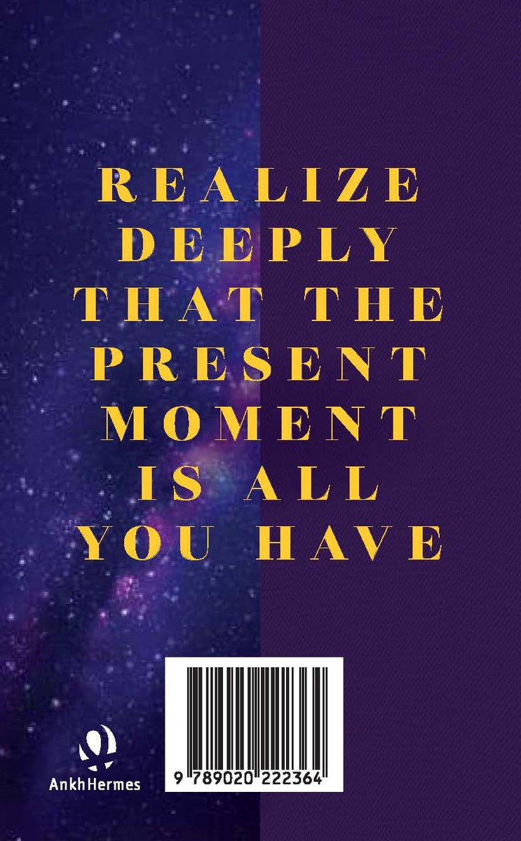 De achterkant van een boek met een paarse achtergrond en een sterrenhemel. De tekst 'REALIZE DEEPLY THAT THE PRESENT MOMENT IS ALL YOU HAVE' staat in gele letters.