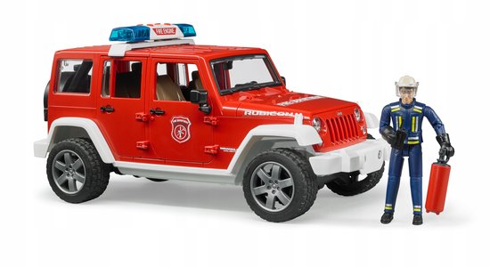 Rode brandweerauto Jeep Wrangler met een brandweerman met brandblusser naast de auto.