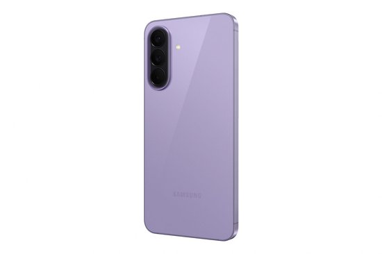 Zijaanzicht van de lichte lila Samsung Galaxy A57 5G met drievoudige camera.