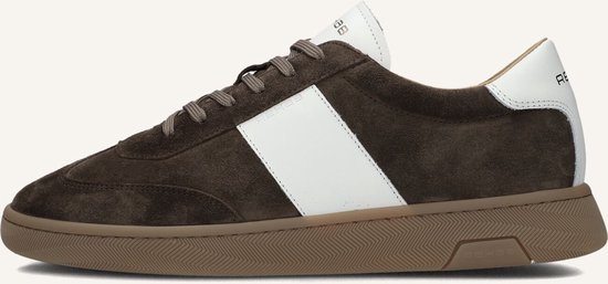 Zijaanzicht van bruine suède sneakers met witte accenten, witte veters en bruine zolen.