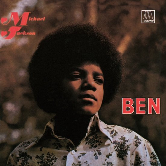 Michael Jackson met afro-kapsel draagt een overhemd met bloemenprint.