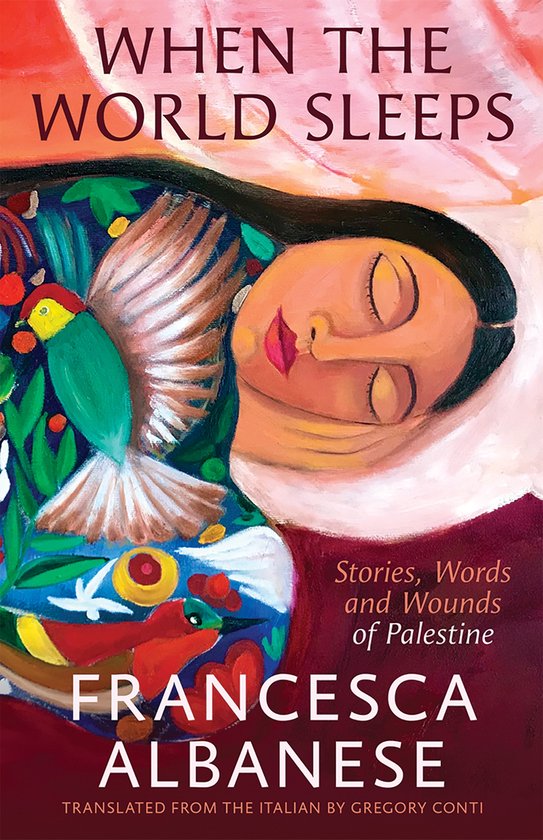 Boekcover met titel "WHEN THE WORLD SLEEPS". Een slapende vrouw, omringd door een kleurrijke illustratie van een vogel, bloemen en bladeren. "Stories, Words and Wounds of Palestine", "FRANCESCA ALBANESE".