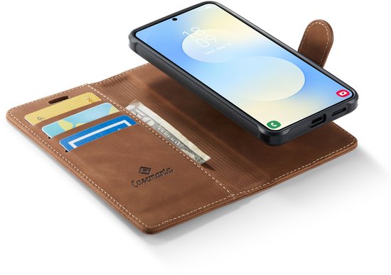 Bruin Casemania boekhoesje met insteekvakken, bankbiljet en telefoon geopend met scherm.