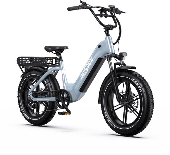 Grijze OneSport e-bike met dikke banden, bagagedrager achter en een verende voorvork, gefotografeerd op witte achtergrond.