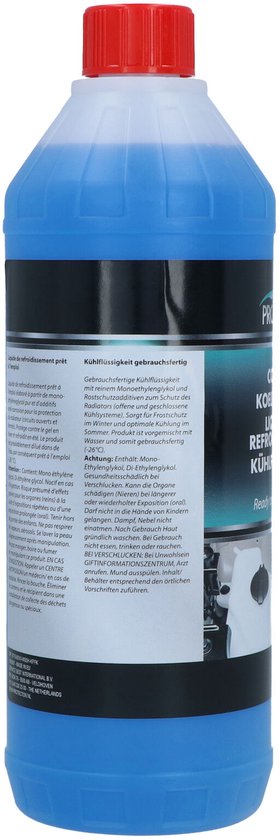 Blauwe koelvloeistof in een doorzichtige plastic fles met rode dop. Het label heeft tekst in het Nederlands en Duits.
