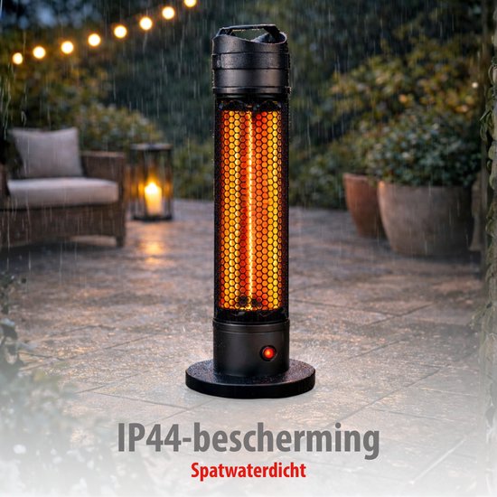 Zwarte staande infrarood heater op een betegeld terras tijdens regen. Tekst: 'IP44-bescherming', 'Spatwaterdicht'.