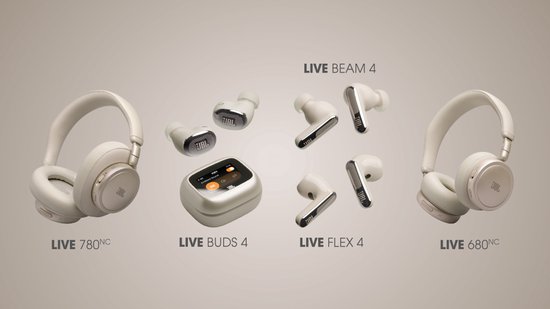 Vier JBL hoofdtelefoons en oortjes in champagnekleur.