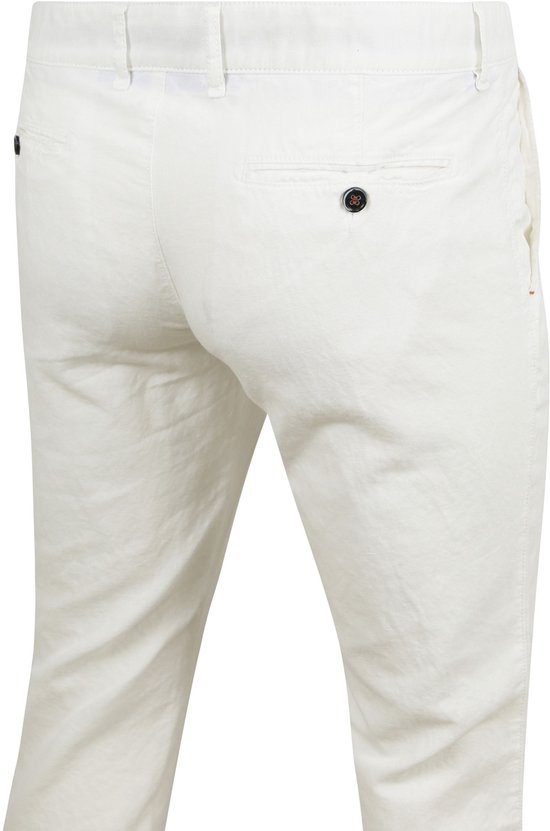 Achterkant van een witte chinobroek met een zak en knoop.