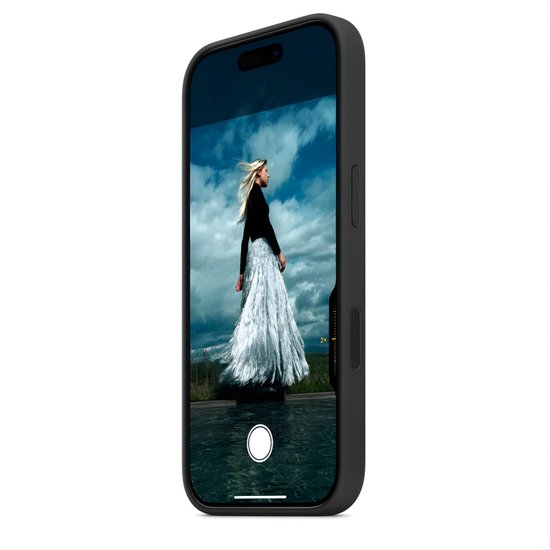 iPhone met een foto van een vrouw in een lange zilveren rok en zwarte top.