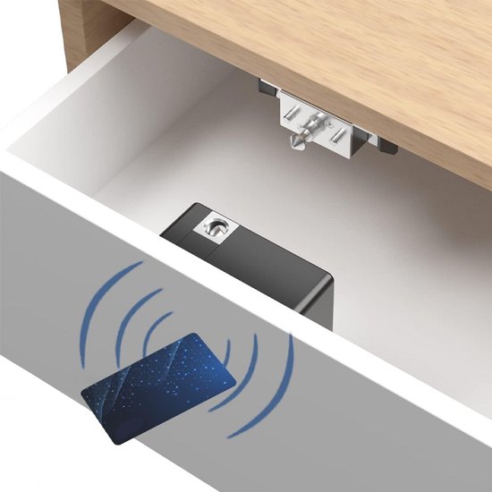 Deur van een witte en houten lade met een zwart slot en een RFID-kaart.