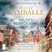 Boekomslag van 'Hildes Beproeving', deel 2 van de Café Engel-serie van Marie Lamballe, met een straatbeeld.