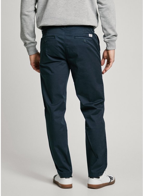 Achteraanzicht van donkerblauwe chino met zakken en Pepe Jeans-label.