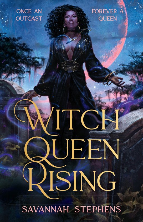 Couverture du livre 'Witch Queen Rising' avec une femme en robe noire, entourée de magie violette et d'une lune bleue.
