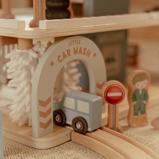Houten autowasstraat met een kleine blauwe auto, poppetje en een 'verboden toegang' bord.