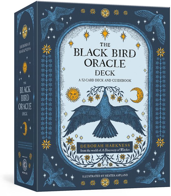 Doos van The Black Bird Oracle Deck, met een blauwe kraai op de voorkant, omringd door sterren, een zon en een maan. De zijkant toont de titel en gestileerde vogels.