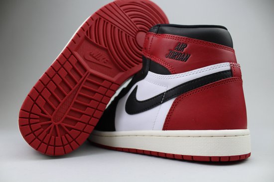 Air Jordan 1 Retro High OG « Black Toe Reimagined » taille 38