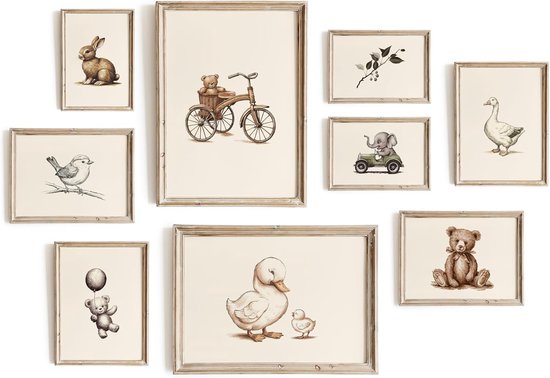 Een ensemble van 9 ingelijste kinderafbeeldingen in sepia-stijl, met dieren en een fiets.