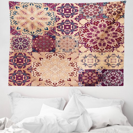 Tapisserie à motif patchwork de mandalas géométriques dans des tons rouge, violet et beige.