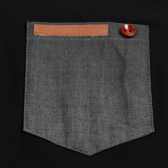 Zwart poloshirt met een grijze denim borstzak met een leren bies en een bruine knoop.