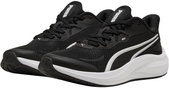 Een paar zwarte Puma hardloopschoenen met witte zolen en details.