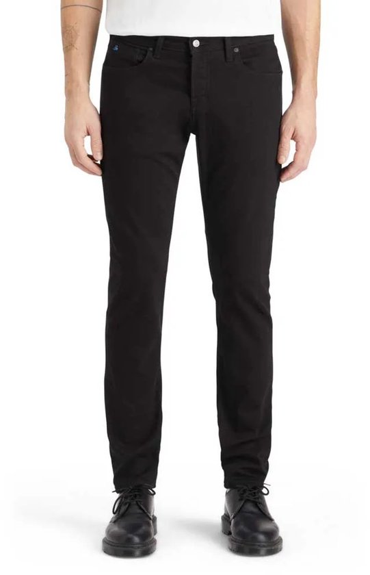 Zwarte jeans gedragen door een man, voorkant zichtbaar. Blauw logo op de linker zak.