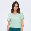 Lichtgroen V-hals t-shirt met korte mouwen, gedragen door een model.