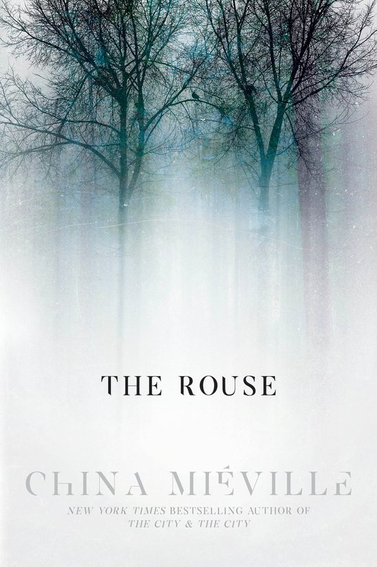 Couverture du livre 'The Rouse' par China Miéville, avec une forêt brumeuse en arrière-plan.